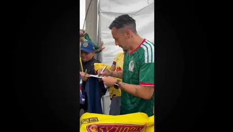 ¡Ídolo! Pese a la lluvia, Rubens Sambueza firma playeras del América en la GAM