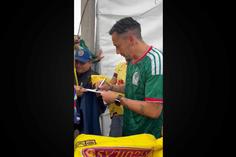 ¡Ídolo! Pese a la lluvia, Rubens Sambueza firma playeras del América en la GAM