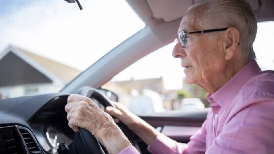 La licencia de conducir en México no tiene una edad máxima establecida, siempre que el conductor mantenga sus capacidades físicas y mentales. / iStock