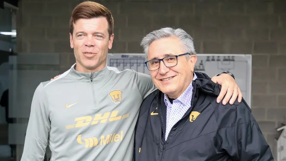 Solari posa con Luis Ráúl González, Presidente de Pumas | @PumasMX