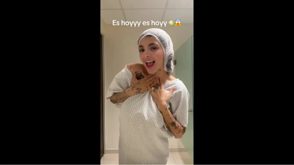 Karely Ruiz subió un video a sus redes para mostrar que estaba a punto de entrar al quirófano / IG: @karelyruiz