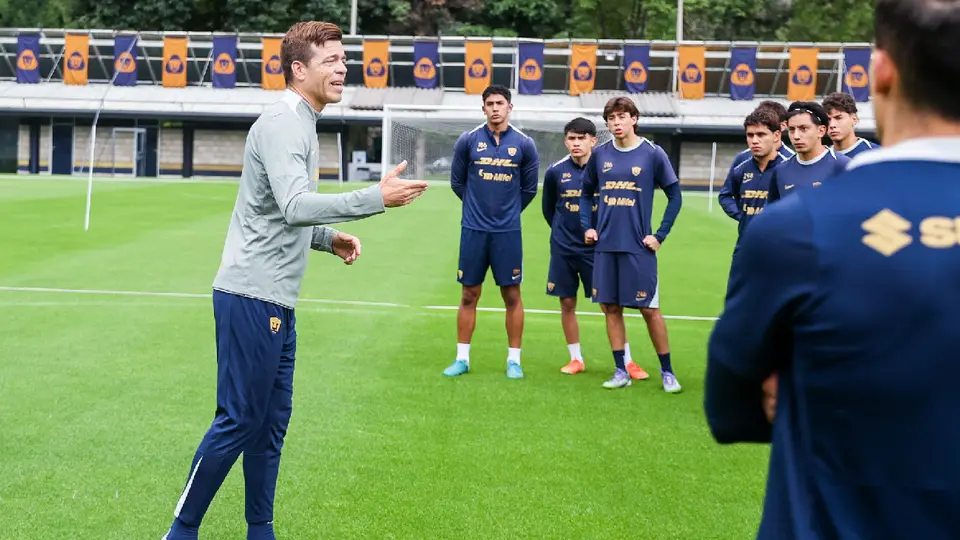 Los chicos atentos a las observaciones de Solari | @PumasMX