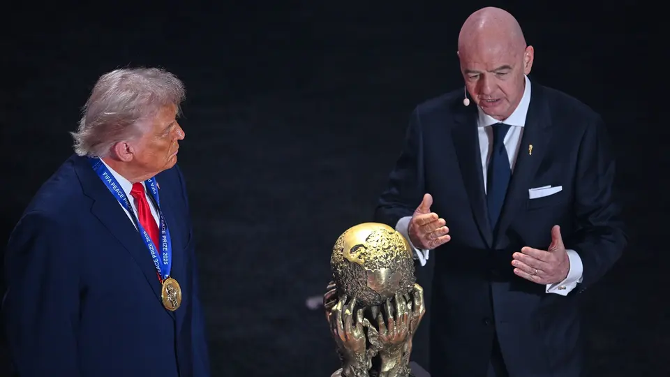 Donald Trump recibe el Premio de la Paz de la FIFA por parte de Gianni Infantino | MEXSPORT