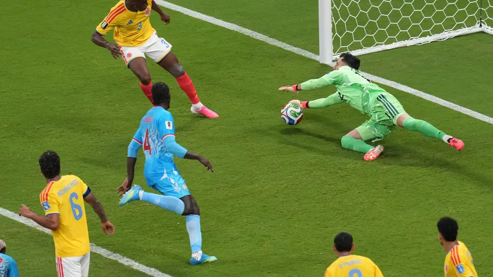 Camilo Vargas con una importante atajada en el partido entre Colombia y RD del Congo | AP