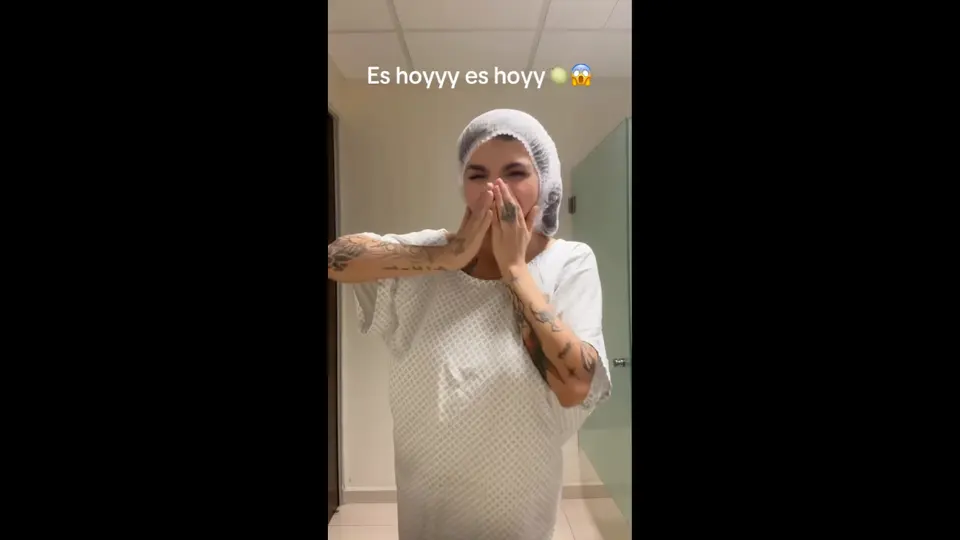 Hasta el momento no ha dicho a qué cirugía se sometió, pero todo indica que es de senos / IG: @karelyruiz