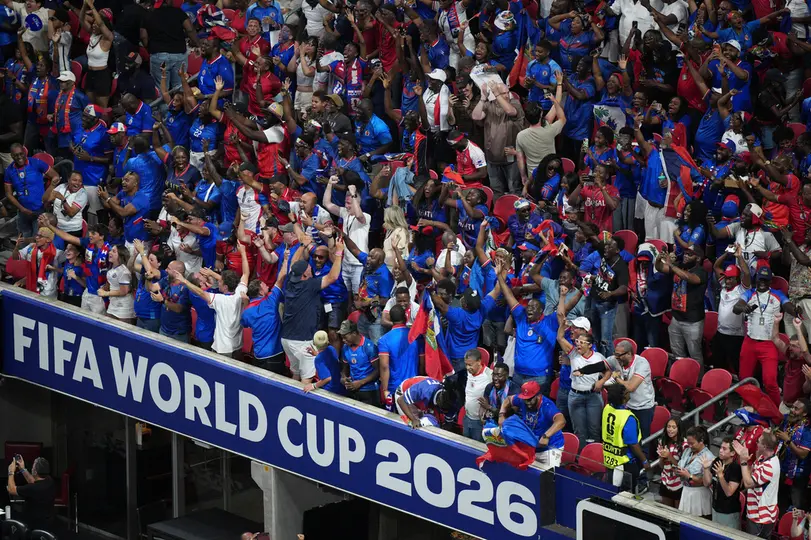 Aficionados de Haití celebrando su primer gol en Mundiales en 52 años | AP