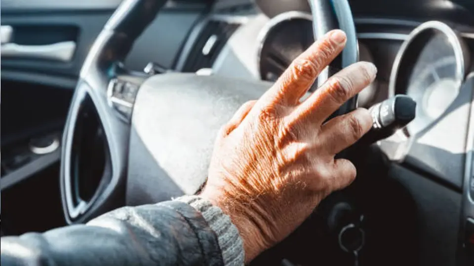 En México, la ley no establece un límite de edad para conducir, pero sí exige condiciones de seguridad para obtener la licencia. / iStock