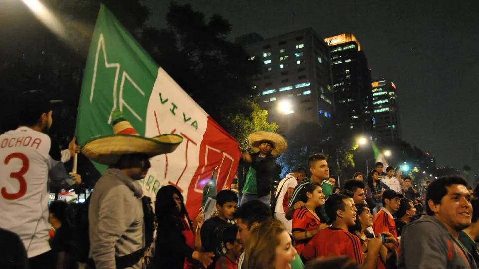 Mexicanos se alistan para festejar sobre Paseo de la Reforma / CC