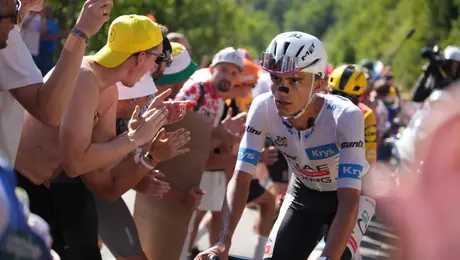 Isaac del Toro resiste en el Tour de Francia 2026; mantiene el tercer lugar y se aferra al maillot blanco