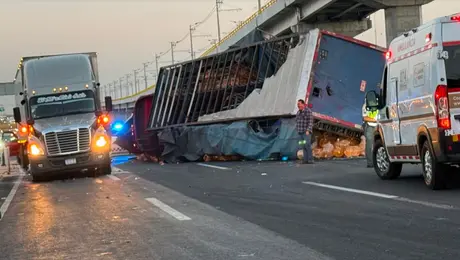 ¡Caos en la México-Puebla! Tráiler con más de 20 toneladas de agua vuelca y paraliza la autopista por horas