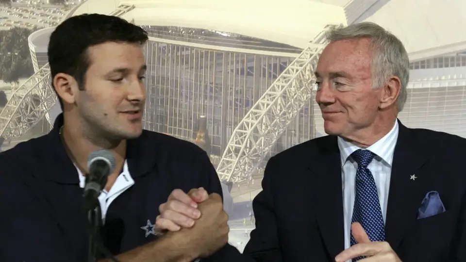 Tony Romo con Jerry Jones | AP