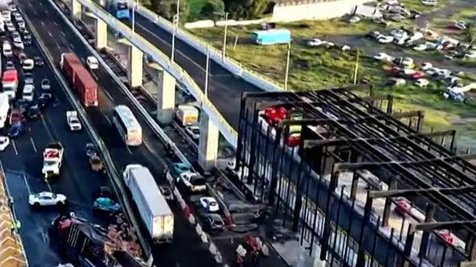 Cientos de garrafones de agua quedaron esparcidos sobre la carpeta asfáltica tras el accidente / Redes
