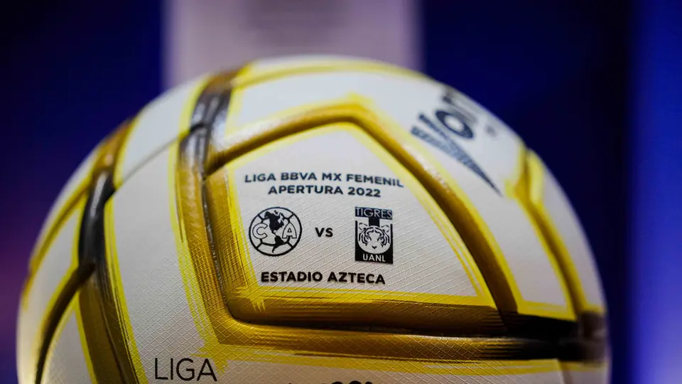 Balón VOIT de la Liga MX Femenil | IMAGO7