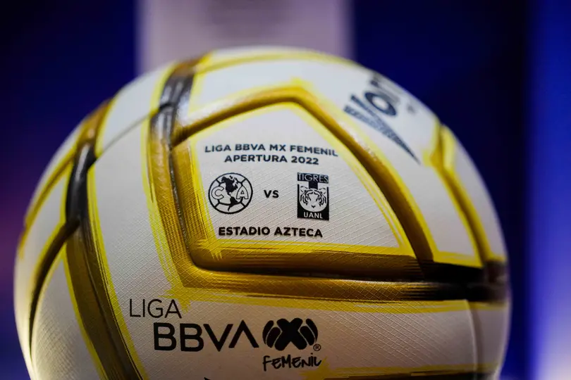 Balón VOIT de la Liga MX Femenil | IMAGO7