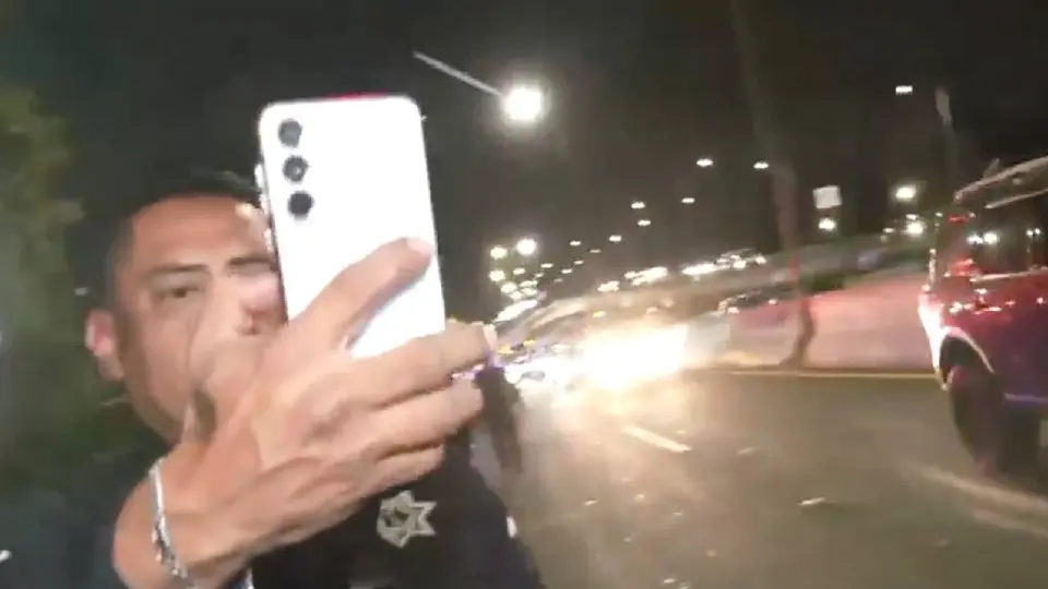 La agresión quedó registrada durante un enlace en vivo, captando a elementos de la Policía Municipal de Naucalpan / Captura de Pantalla
