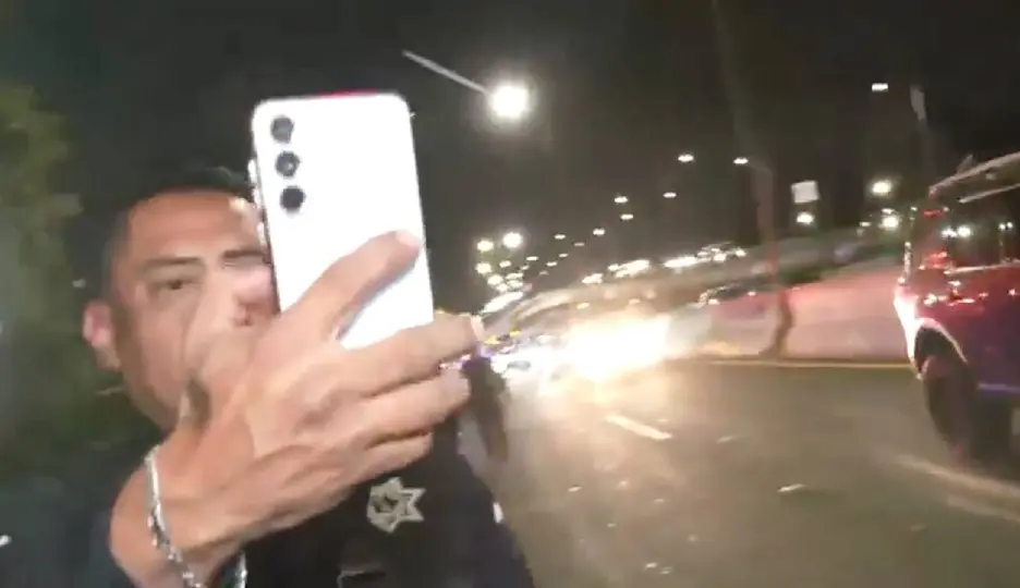 La agresión quedó registrada durante un enlace en vivo, captando a elementos de la Policía Municipal de Naucalpan / Captura de Pantalla