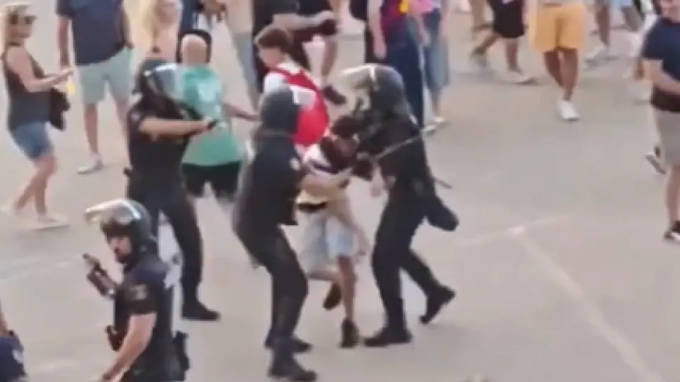 Aficionado de Barcelona siendo agredido por múltiples aficionados | CAPTURA