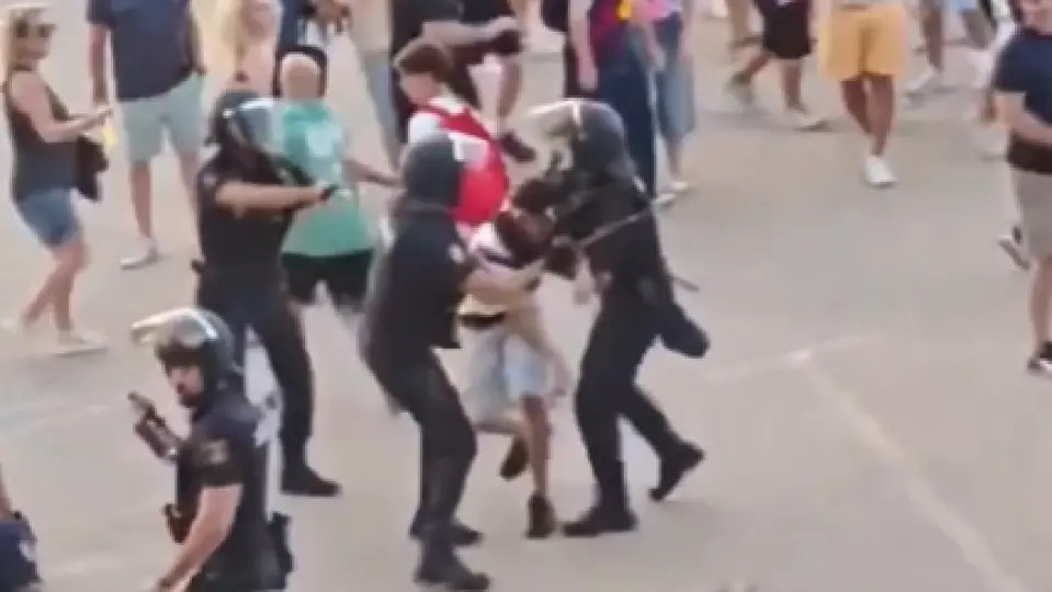 Aficionado de Barcelona siendo agredido por múltiples aficionados | CAPTURA