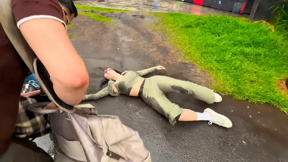 La influencer terminó cubierta de lodo tras el tropiezo /  YT @Sol León
