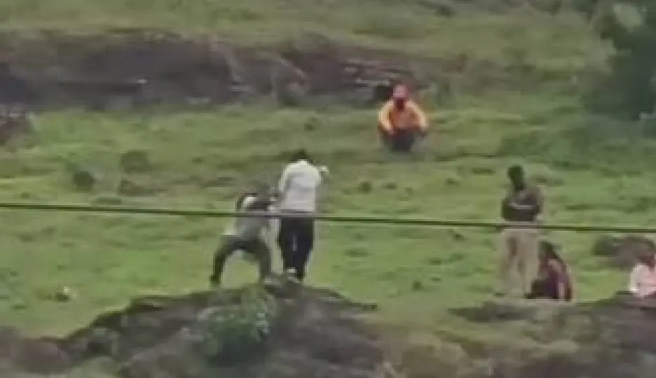 Joven se arroja al barranco; sus padres también perdieron la vida al intentar ayudarlo / Redes Sociales