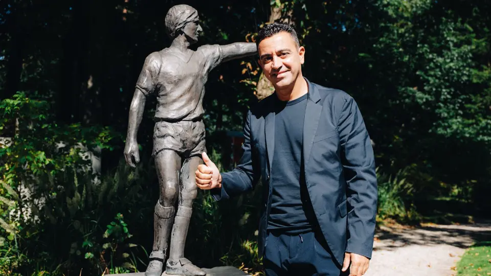 Xavi llega a las instalaciones de Países Bajos y es presentado oficialmente como el técnico nacional