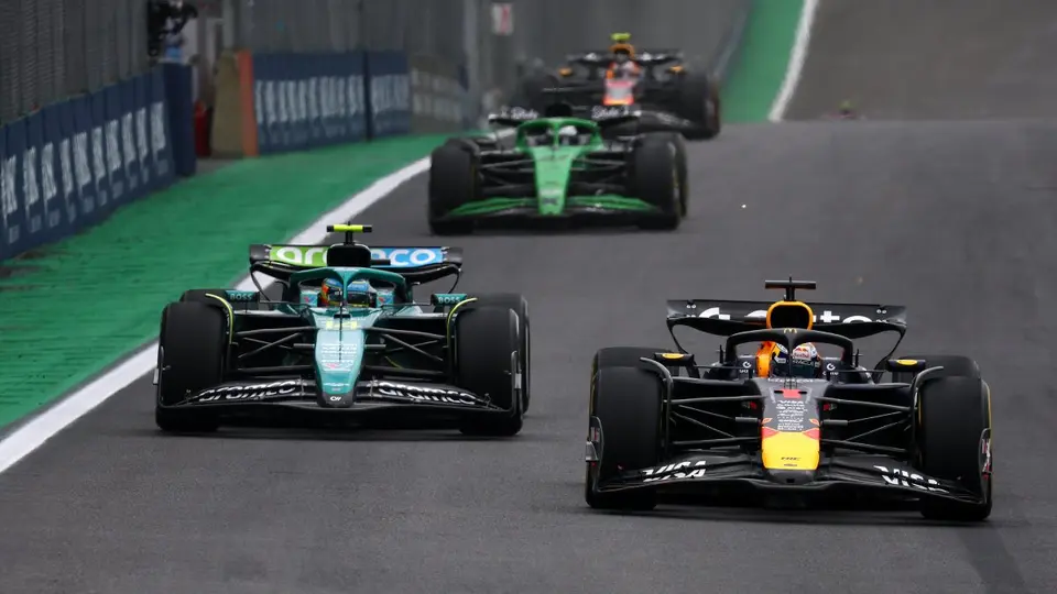 Max Verstappen y Fernando Alonso durante el Gran Premio de Brasil 2025 | RED BULL