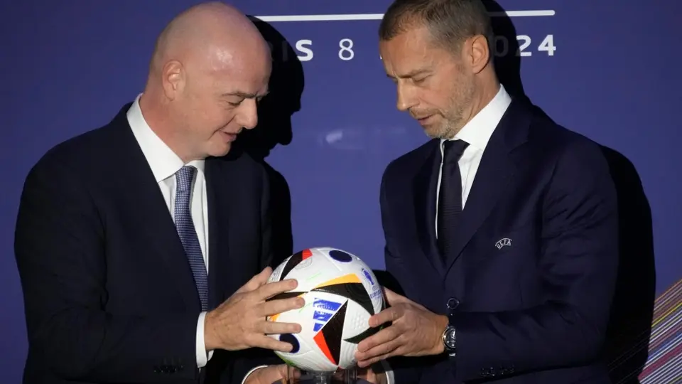 Aleksander Ceferin y Gianni Infantino, presidentes de FIFA y UEFA, respectivamente | AP