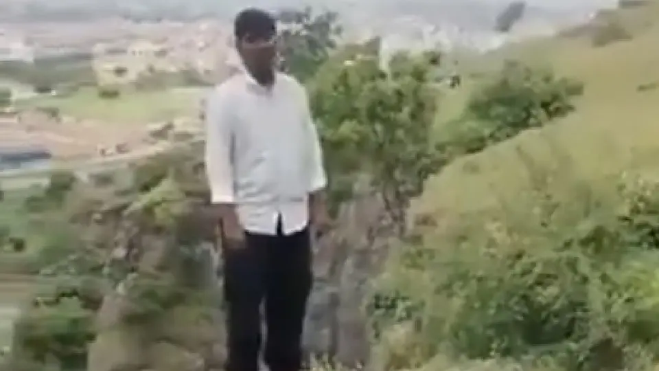 Joven muere tras caer de un barranco por un iPhone; sus padres también perdieron la vida