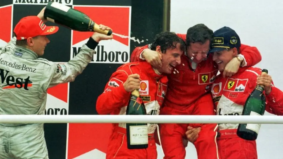 Michael Schumacher en el podio del Gran Premio de Argentina 1998 | AFP
