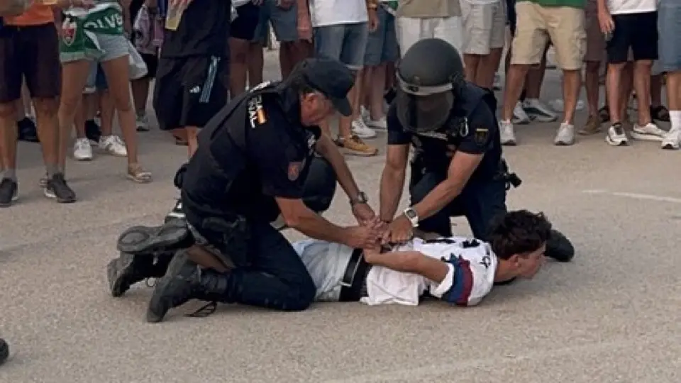 Aficionado de Barcelona siendo detenido por policía española | X