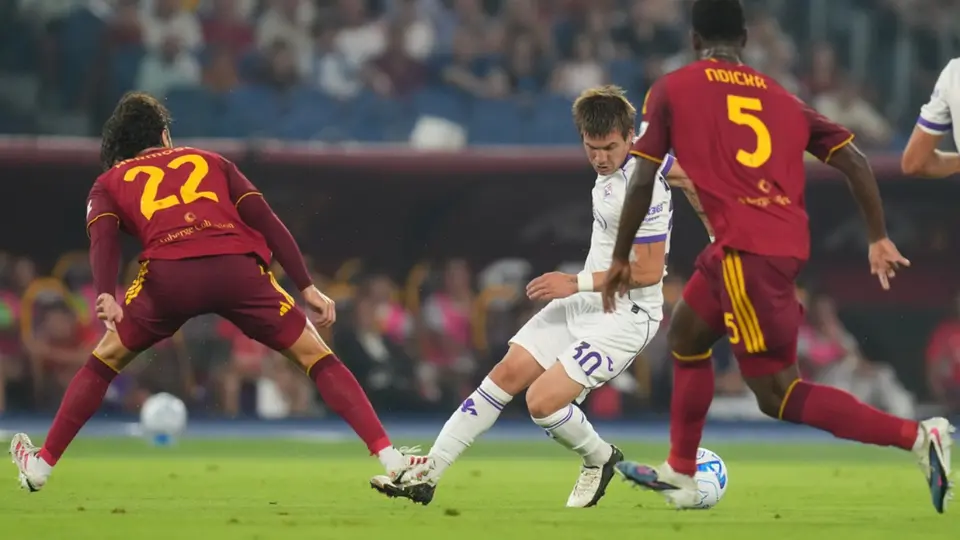 Franco Mastantuono con la Fiorentina enfrentando a la Roma | AP