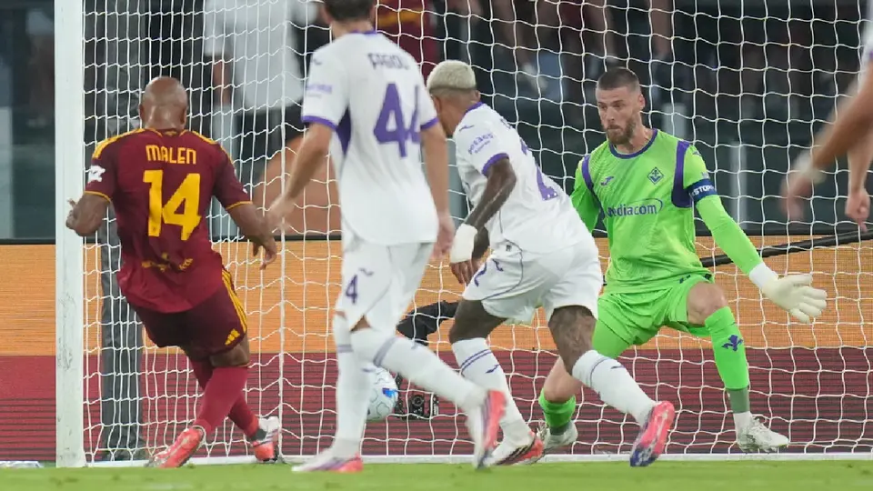 Donyell Malen previo a uno de sus tre goles ante la Fiorentina | AP