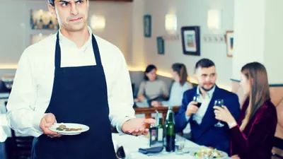 Profeco multará a restaurantes que obliguen a dejar propina: ¿de cuánto es la sanción?