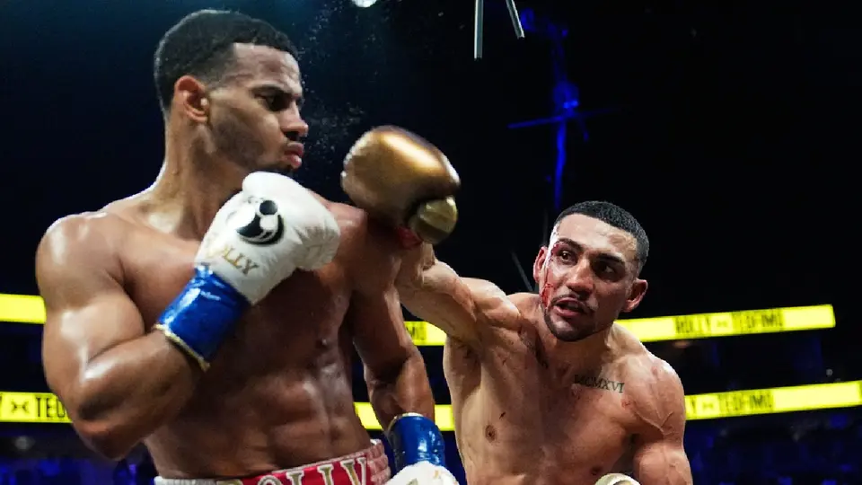 Teófimo López en combate con Rolly Romero | AP