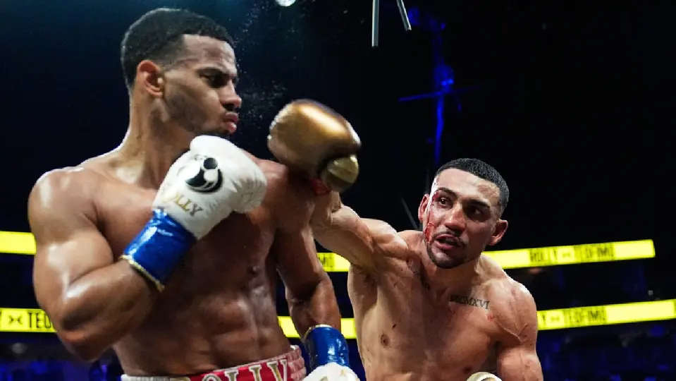 Teófimo López en combate con Rolly Romero | AP