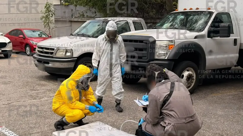 Una de las cajas presentó una fractura que provocó el escape de parte del mercurio./ FGR