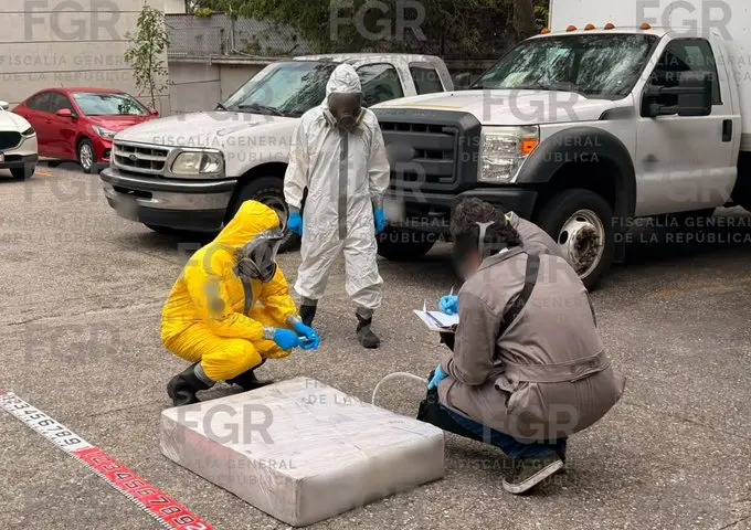 Una de las cajas presentó una fractura que provocó el escape de parte del mercurio./ FGR