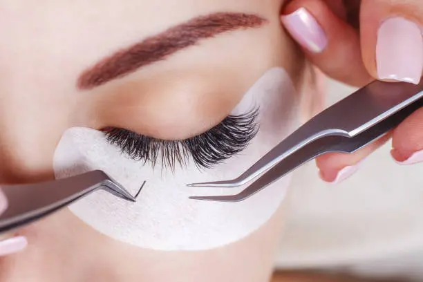 El uso frecuente de extensiones también se relacionó con alteraciones en las glándulas de Meibomio./istock