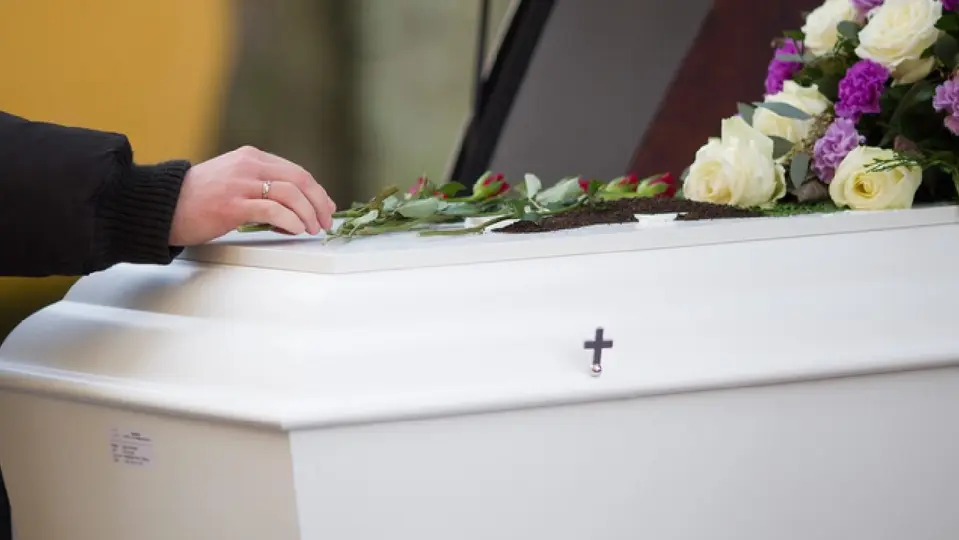 Datos revelan que 6 de cada 10 personas desconocen qué deben hacer cuando fallece un familiar / Magnific