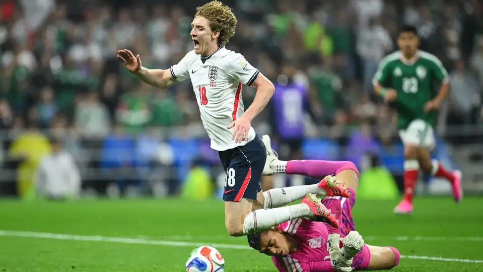 Anthony Gordon y Raúl 'Tala Rangel, durante jugada en el México vs Inglaterra en la Copa del Mundo 2026 | MEXSPORT