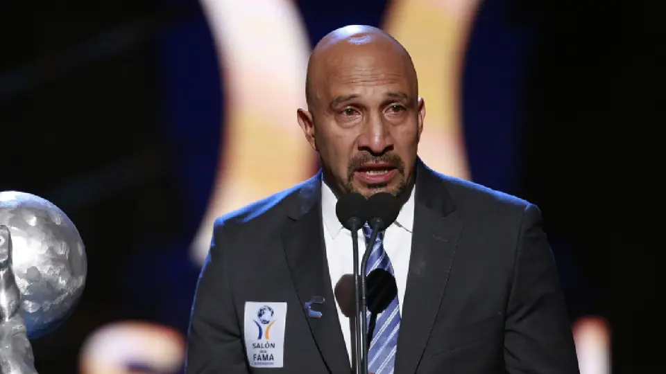 Óscar Pérez durante su discurso tras se inducido al Salón de la Fama del Futbol | MEXSPORT