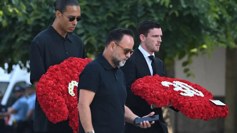Andy Robertson y Van Dijk en el funeral de Diogo Jota | AFP