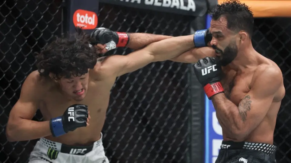 Raúl Rosas Jr., en una pelea de UFC contra Rob Font | AFP