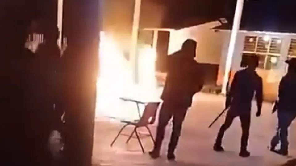 Los primeros informes indican que pobladores golpearon e insultaron a la pareja antes de prenderle fuego / Especial