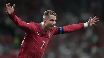 Cristiano Ronaldo desata las risas conduciendo un carrito utilitario junto a Diogo Dalot