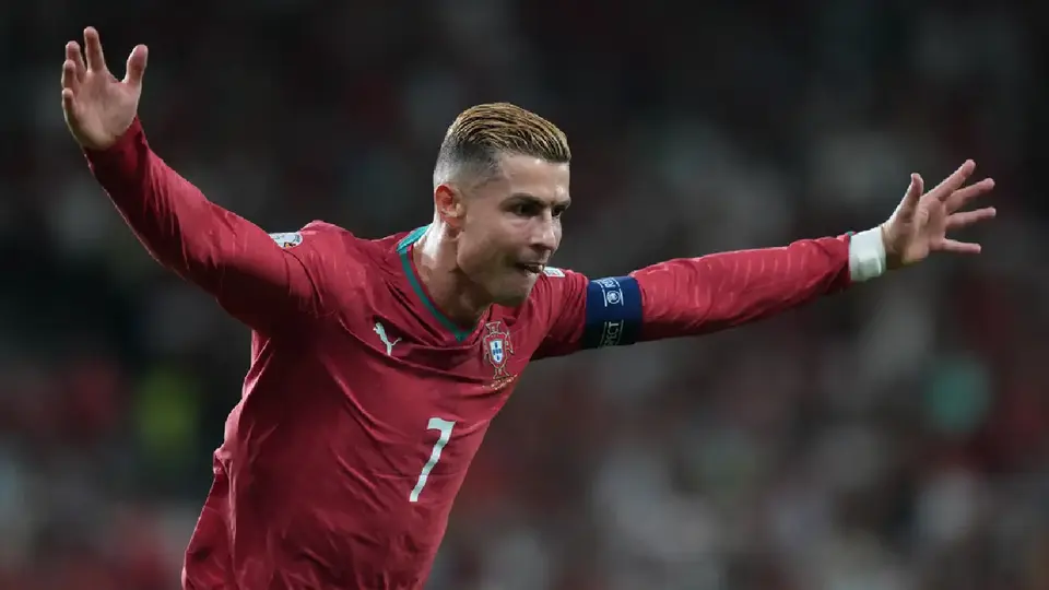 Cristiano Ronaldo desata las risas conduciendo un carrito utilitario junto a Diogo Dalot