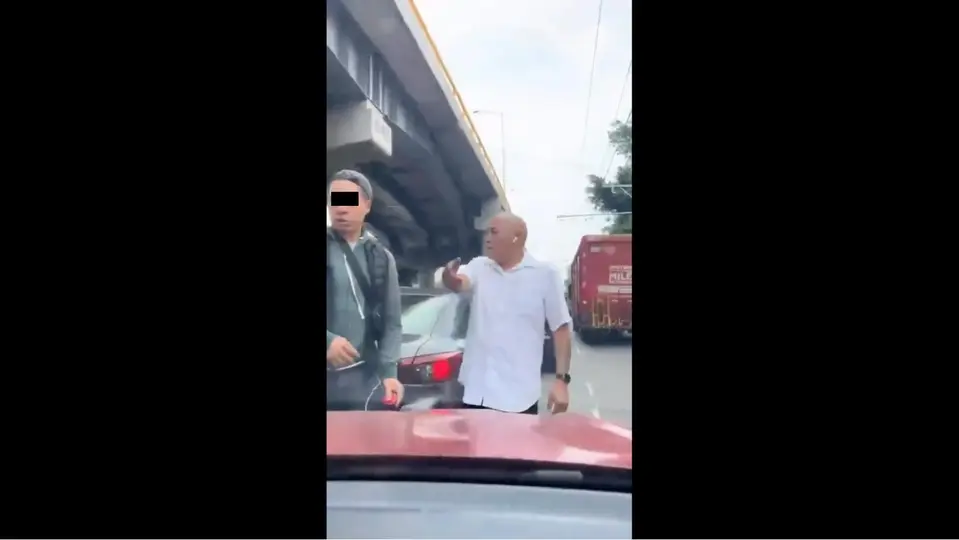 En un video se aprecia como varios hombres rodean un auto para presuntamente agredir a sus tripulantes / Especial