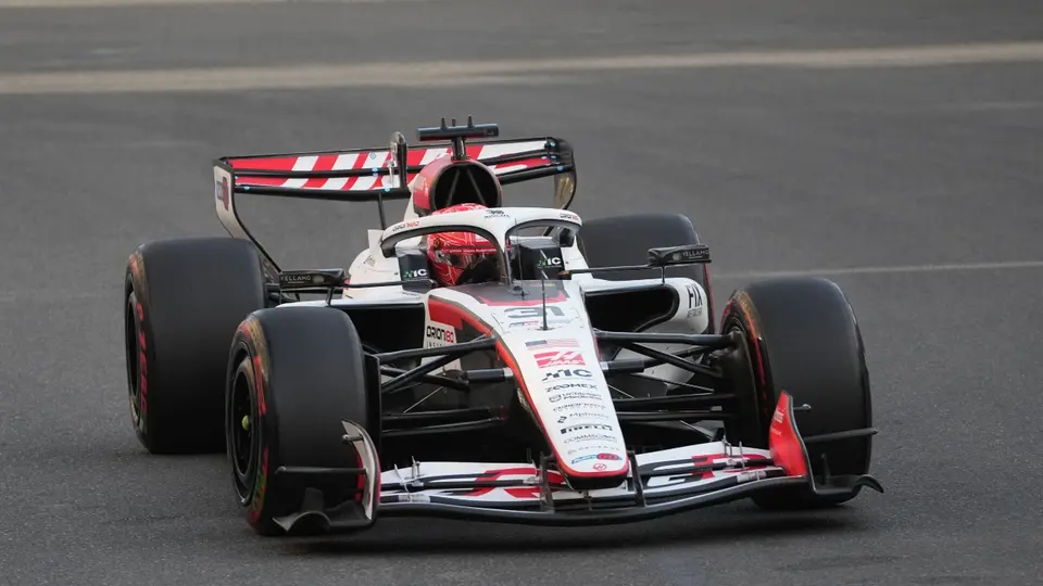Excompañero de Checo Pérez sigue sin equipo de Fórmula 1 para 2027