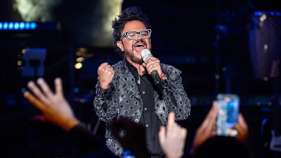 Las reproducciones diarias de Aleks Syntek registraron un incremento de 630% / FB: @syntekoficial