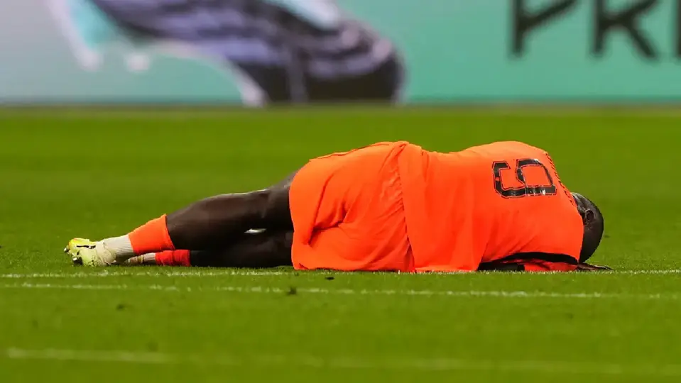 Brian Brobbey, jugador de Países Bajos, en el terreno de juego tras sufrir lesión | AP